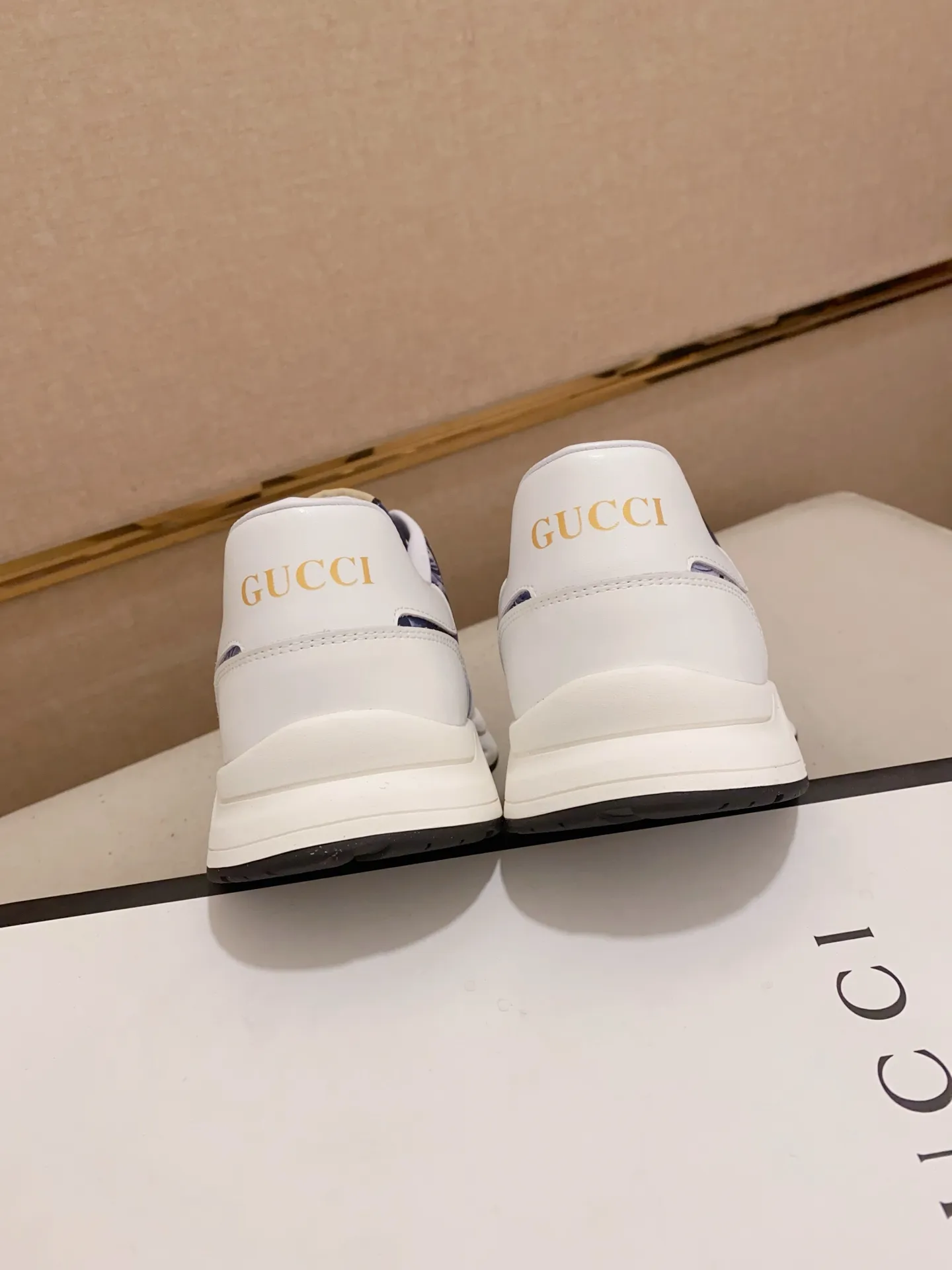 Men's shoes💰 420💰The new GUCCI (Gucci) counters are launched simultaneously. The new men's shoes, 😘fabrics are selected from imported cowhide, and the lining is sheepskin lining. 👍🏿 High-end ☄️ air-cushion molded anti-slip rubber outsole, exquisite lines, simple and elegant, comfortable and high-end for leisure travel. Code number: 38 to 44 (45 can be customized and cannot be returned or exchanged)
